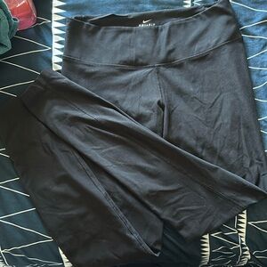 NEVER WORN Nike black mid rise leggings